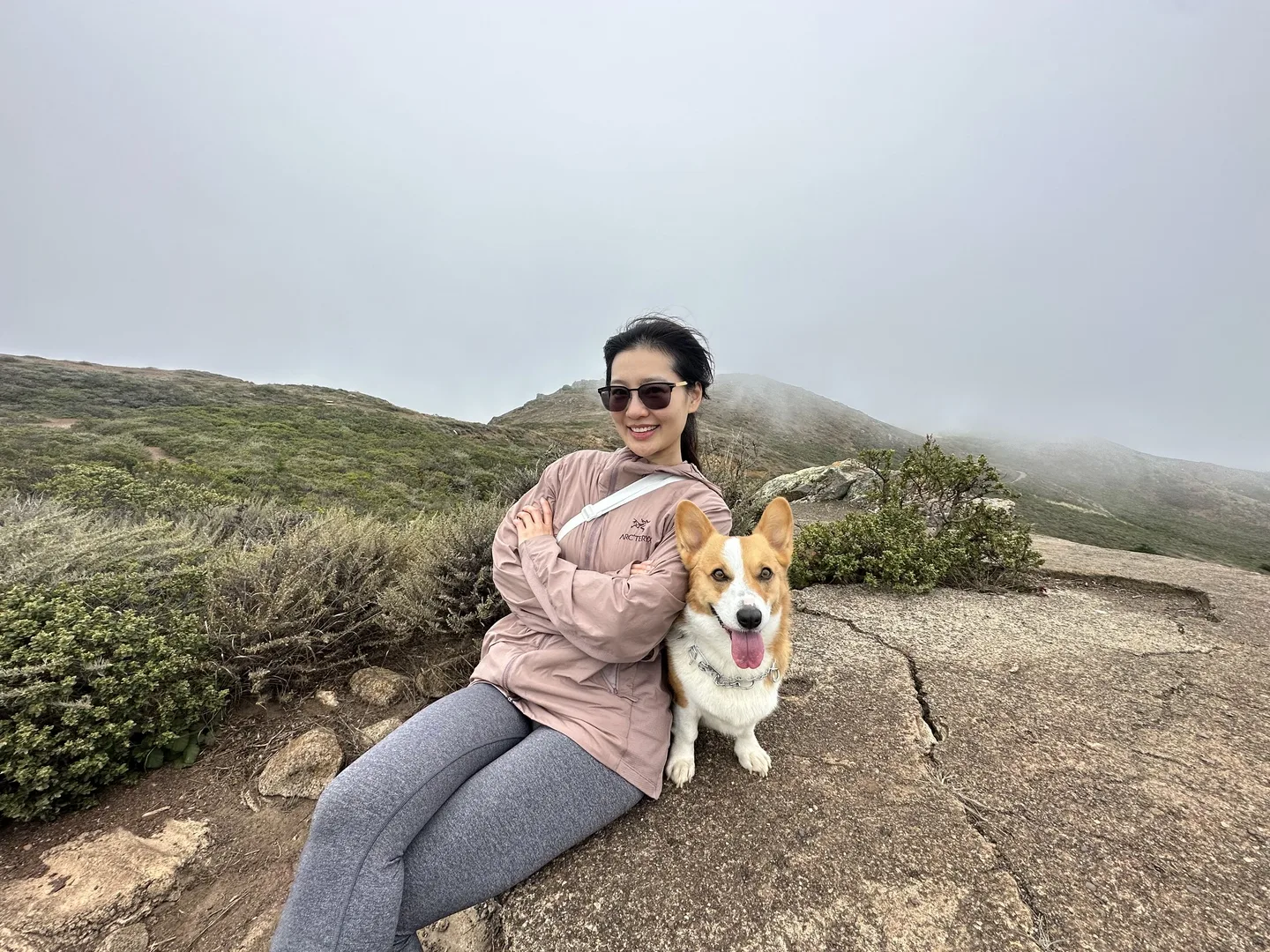 Luna 和柯基犬 Kimo 在山间徒步途中合影